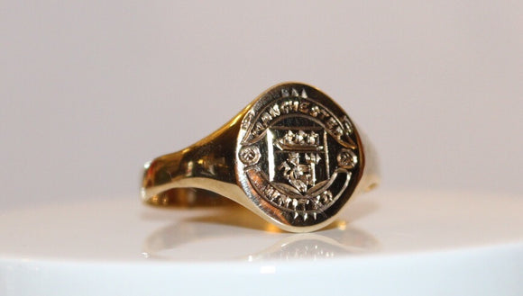 9 Carat Yellow Gold Hand-engraved signat ring