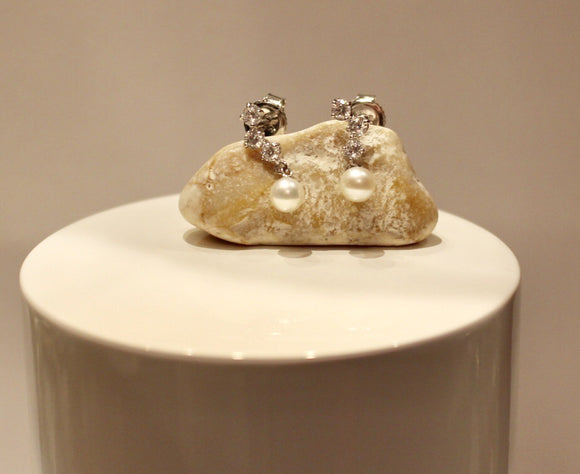 9 carat white gold Pearl & Cubic Zirconia