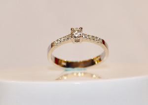 18 Carat White Gold Diamond Ring